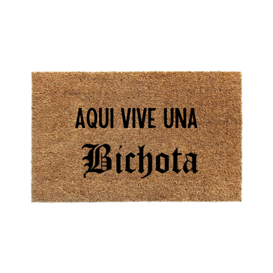 Aquí vive una bichota-thedoormat.cl